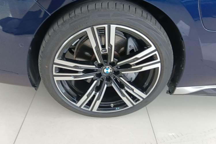 Used BMW i7 2023 eDrive50L Prestige M Sport Package Left Front Wheel Hub