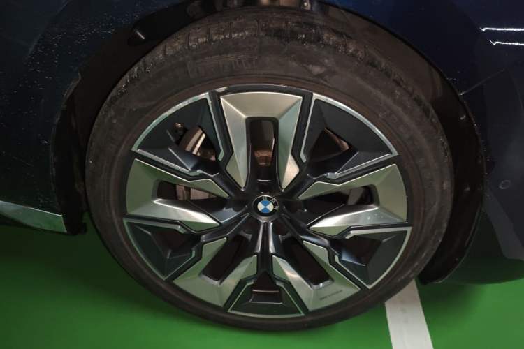 Used BMW i7 2023 eDrive50L Prestige Luxury Package Right Front Wheel Hub