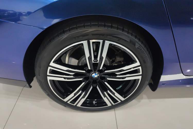 Used BMW i7 2023 eDrive50L Prestige M Sport Package Right Rear Wheel Hub