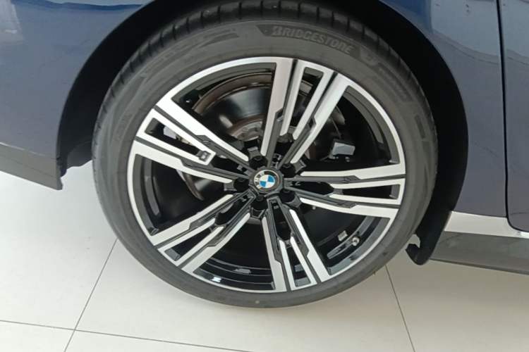 Used BMW i7 2023 eDrive50L Prestige M Sport Package Right Rear Wheel Hub