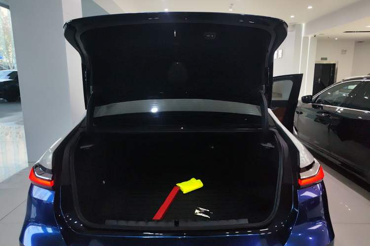 Used BMW i7 2023 eDrive50L Prestige M Sport Package Trunk