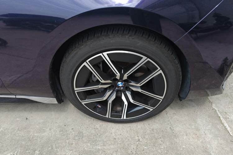 Used BMW i7 2023 eDrive50L Leading M Sport Package Right Front Wheel Hub