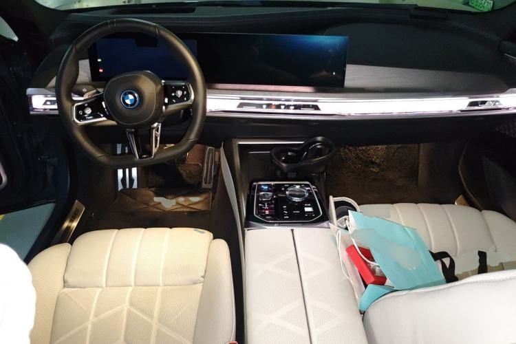 Used BMW i7 2023 xDrive60L M Sport Package Center Console