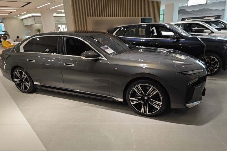 Used BMW i7 2023 eDrive50L Prestige M Sport Package Front Right 45 Deg