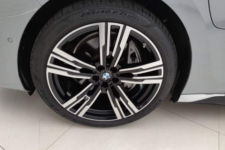 Used BMW i7 2023 eDrive50L Prestige M Sport Package Left Front Wheel Hub