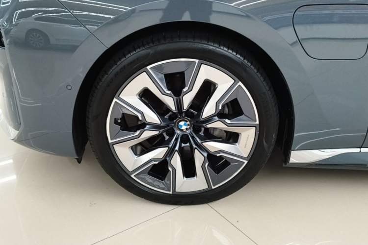 Used BMW i7 2023 eDrive50L Prestige Luxury Package Left Front Wheel Hub