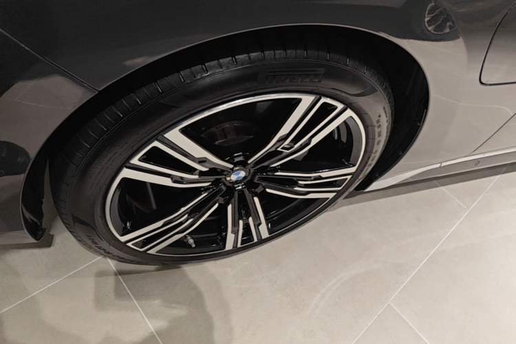 Used BMW i7 2023 eDrive50L Prestige M Sport Package Left Front Wheel Hub