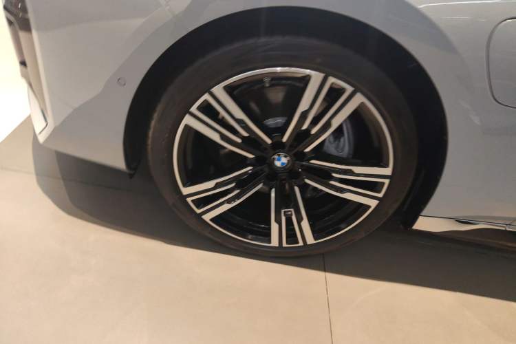 Used BMW i7 2023 eDrive50L Prestige M Sport Package Left Front Wheel Hub