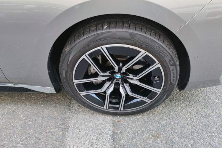 Used BMW i7 2023 eDrive50L Leading M Sport Package Right Front Wheel Hub