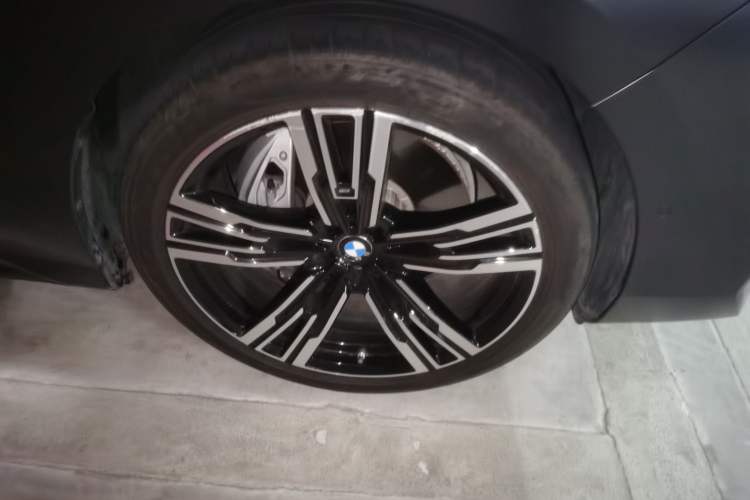 Used BMW i7 2023 eDrive50L Prestige M Sport Package Right Front Wheel Hub