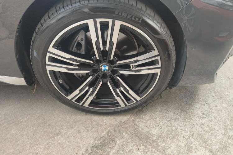 Used BMW i7 2023 eDrive50L Prestige M Sport Package Right Front Wheel Hub