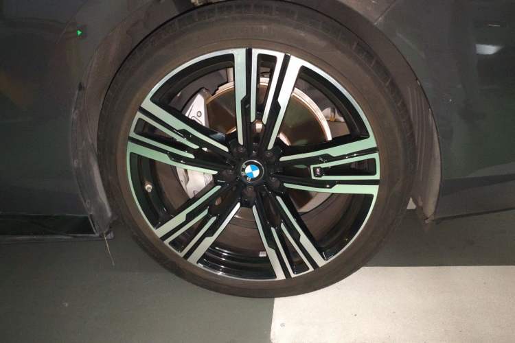 Used BMW i7 2023 xDrive60L M Sport Package Right Front Wheel Hub