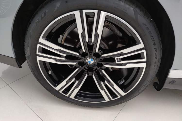 Used BMW i7 2023 eDrive50L Prestige M Sport Package Right Rear Wheel Hub