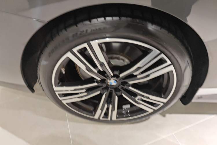 Used BMW i7 2023 eDrive50L Prestige M Sport Package Right Rear Wheel Hub