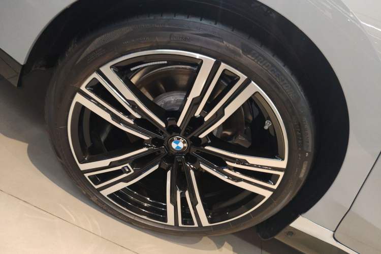 Used BMW i7 2023 eDrive50L Prestige M Sport Package Right Rear Wheel Hub