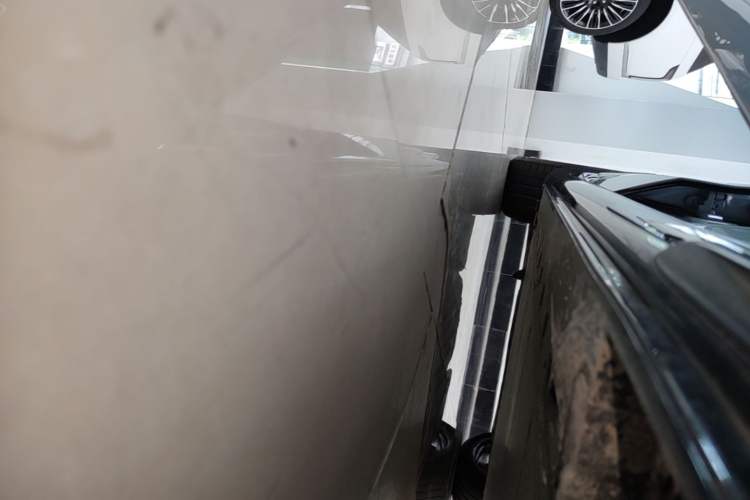 Used BMW i7 2023 eDrive50L Prestige M Sport Package Right Side Sill