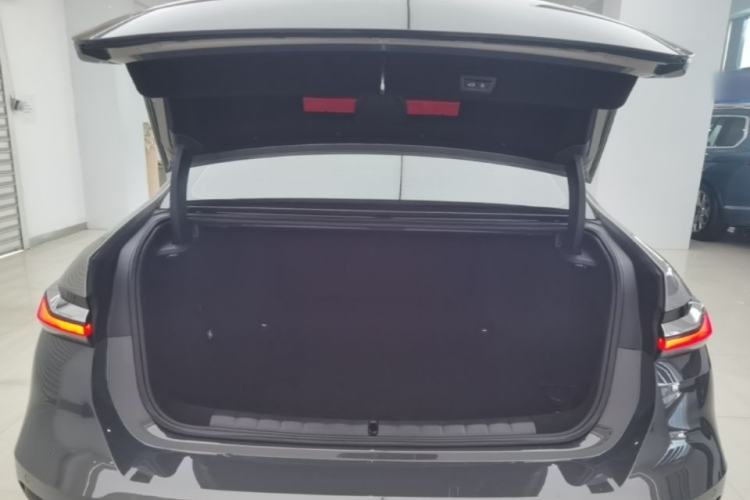 Used BMW i7 2023 eDrive50L Prestige M Sport Package Trunk