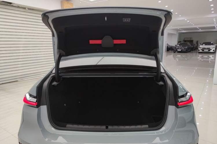 Used BMW i7 2023 eDrive50L Prestige M Sport Package Trunk