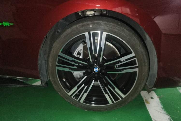 Used BMW i7 2023 eDrive50L Prestige Luxury Package Right Front Wheel Hub