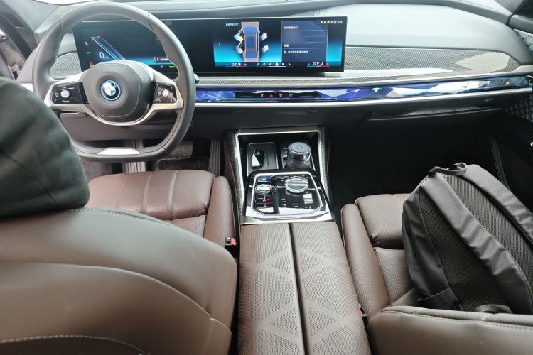 Used BMW i7 2023 xDrive60L Luxury Package Center Console