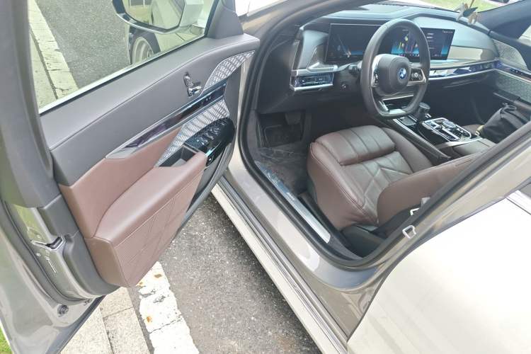 Used BMW i7 2023 xDrive60L Luxury Package Driver Seat