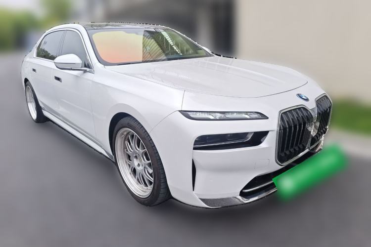 Used BMW i7 2023 xDrive60L Luxury Package Front Right 45 Deg