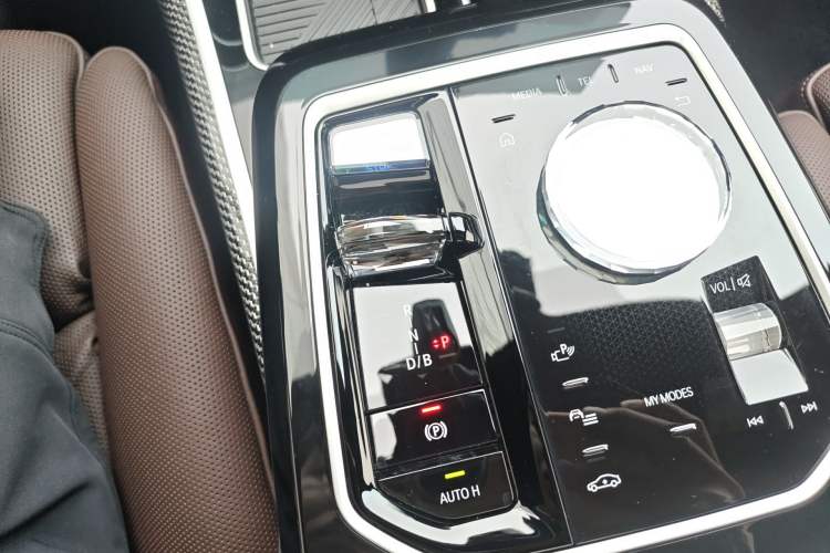 Used BMW i7 2023 xDrive60L Luxury Package Gear Lever