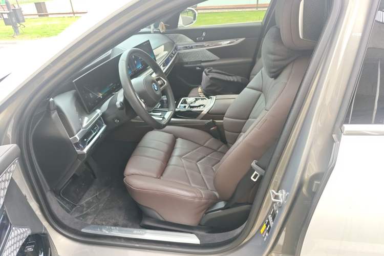 Used BMW i7 2023 xDrive60L Luxury Package Left Front Seat
