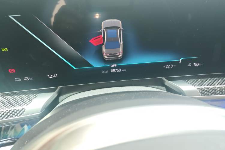 Used BMW i7 2023 xDrive60L Luxury Package Odometer Close Up