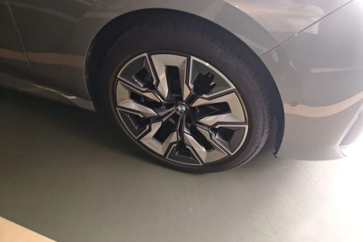 Used BMW i7 2023 eDrive50L Premium Luxury Package Right Front Wheel Hub