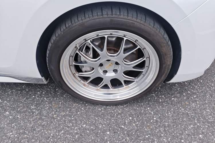 Used BMW i7 2023 xDrive60L Luxury Package Right Front Wheel Hub