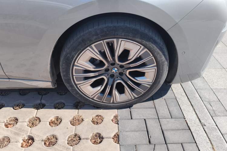 Used BMW i7 2023 eDrive50L Premium Luxury Package Right Front Wheel Hub