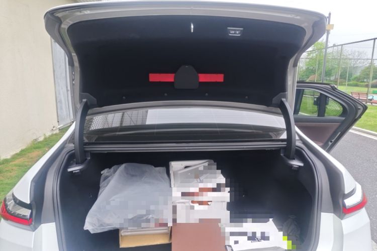 Used BMW i7 2023 xDrive60L Luxury Package Trunk