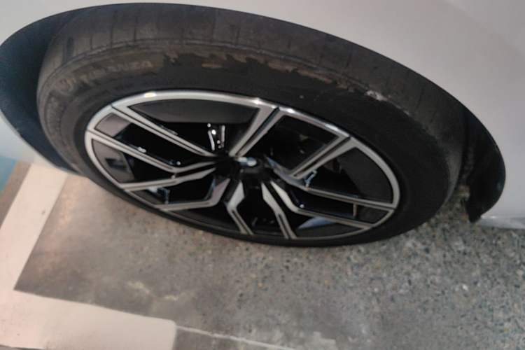 Used BMW i7 2023 eDrive50L Leading M Sport Package Left Front Wheel Hub