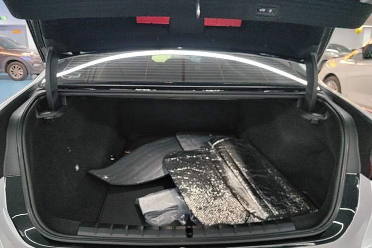 Used BMW i7 2023 eDrive50L Leading M Sport Package Trunk