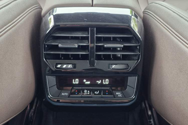 Used BMW iX 2022 xDrive40 Interior 10