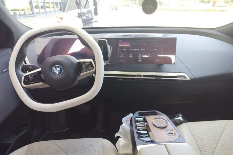 Used BMW iX 2022 xDrive40 Center Console