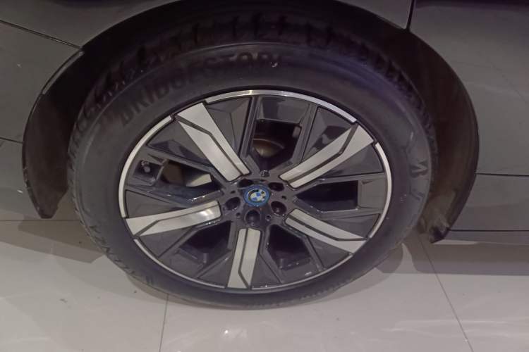 Used BMW iX 2023 Updated xDrive40 Exterior 8
