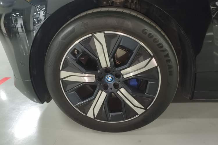 Used BMW iX 2023 Updated xDrive40 Left Front Wheel Hub