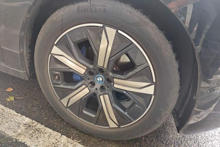 Used BMW iX 2023 Updated xDrive40 Right Front Wheel Hub