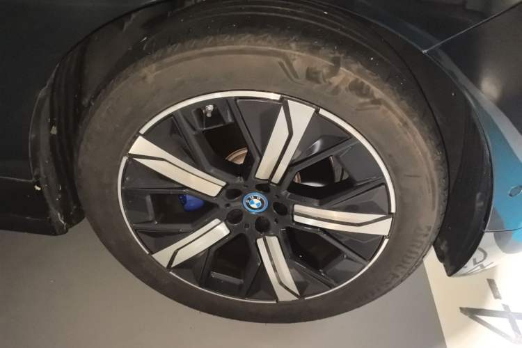 Used BMW iX 2023 Updated xDrive40 Right Front Wheel Hub