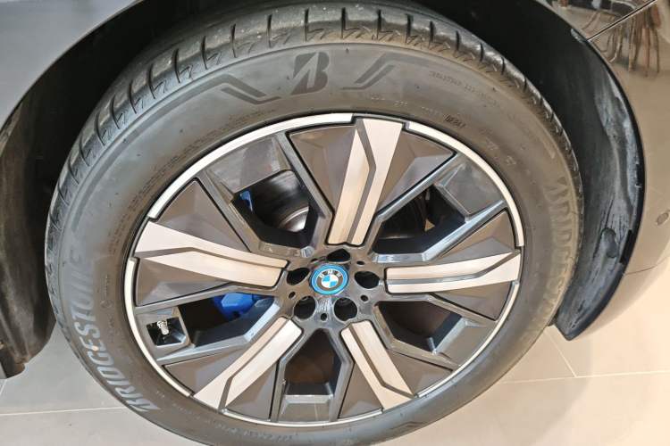 Used BMW iX 2023 Updated xDrive50 Right Front Wheel Hub