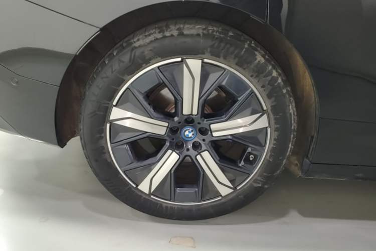 Used BMW iX 2023 Updated xDrive40 Right Rear Wheel Hub