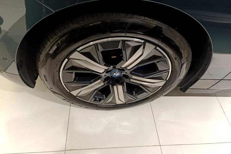 Used BMW iX 2023 Updated xDrive40 Left Front Wheel Hub