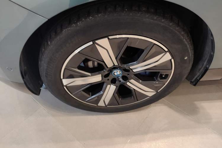 Used BMW iX 2023 Updated xDrive50 Left Front Wheel Hub