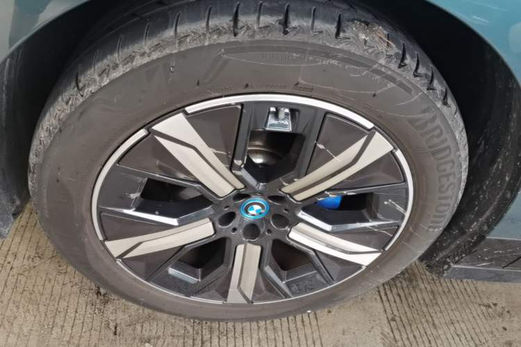 Used BMW iX 2023 Updated xDrive40 Left Front Wheel Hub