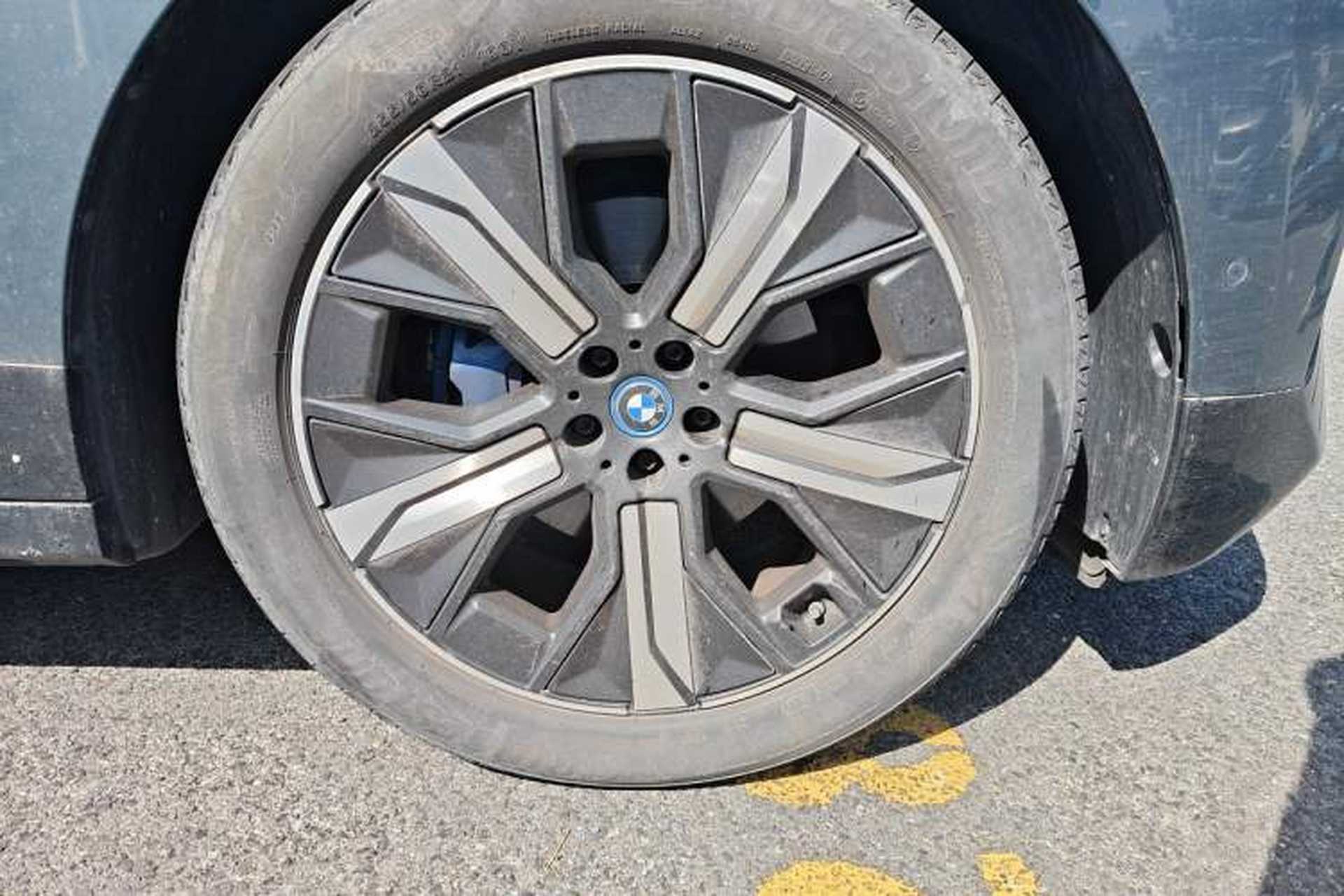 Used BMW iX 2023 Updated xDrive40 Right Front Wheel Hub