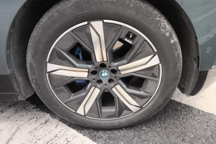 Used BMW iX 2023 Updated xDrive40 Right Front Wheel Hub