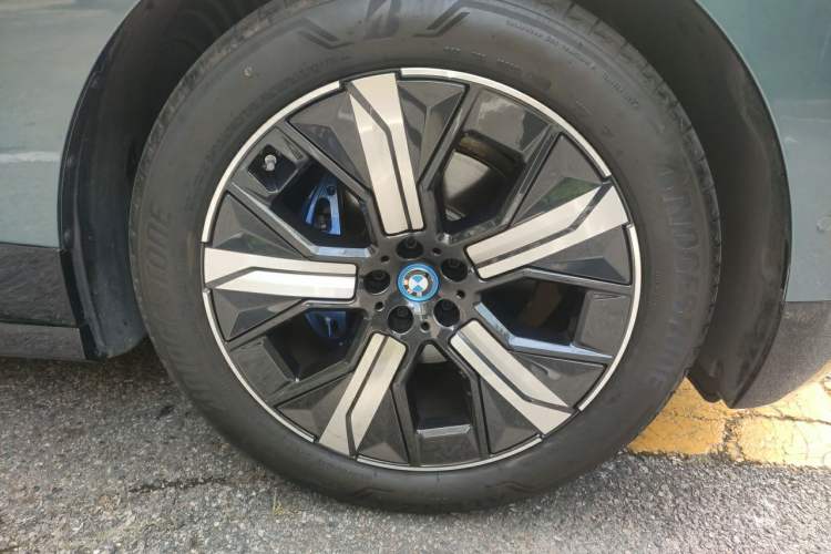 Used BMW iX 2023 Updated xDrive40 Right Front Wheel Hub