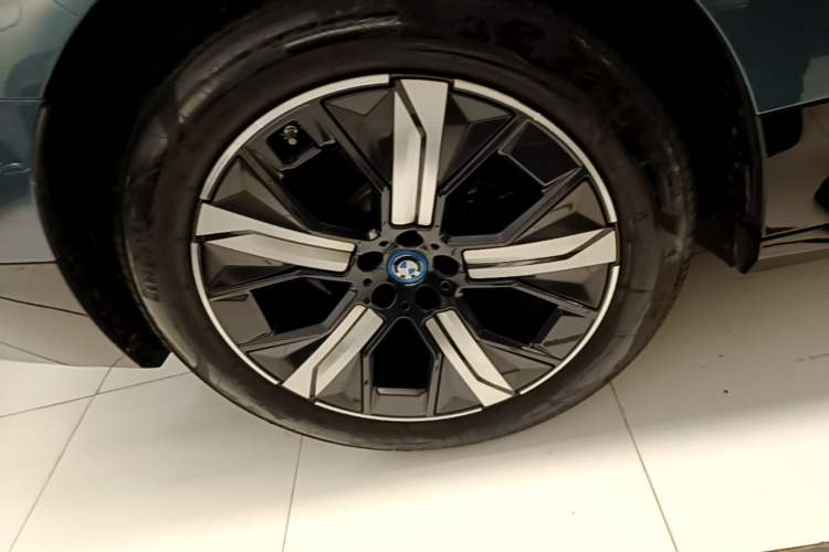 Used BMW iX 2023 Updated xDrive40 Right Rear Wheel Hub